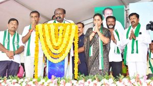  ಟಿಕೆಟ್ ಪಡೆಯಲು ಯಾರಿಗೆ, ಎಷ್ಟು ಹಣ ನೀಡಿದ್ದೀರಿ?: ಎಂ.ಶ್ರೀನಿವಾಸ್‌ಗೆ ಎಚ್‌.ಡಿ.ಕೆ ಪ್ರಶ್ನೆ