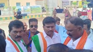 ಮತಗಟ್ಟೆಯಲ್ಲಿ ಕಾಂಗ್ರೆಸ್‌-ಬಿಜೆಪಿ ಮಾತಿನ ಜಟಾಪಟಿ: ಅವಾಜ್‌ ಹಾಕಿದ ತಮ್ಮಯ್ಯಗೆ ವಲಸೆ ಹಕ್ಕಿ ಎಂದ ಬಿಜೆಪಿಗರು