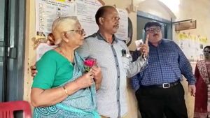  Karnataka election 2023: ಹಬ್ಬಳ್ಳಿಯಲ್ಲಿ 77 ವರ್ಷದ ಅಜ್ಜಿಯಿಂದ ಮತದಾನ
