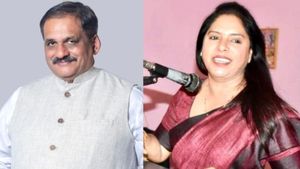  ಹುಬ್ಬಳ್ಳಿಯಲ್ಲಿ ಮೊದಲಿಗೆ ದೀಪಕ್ ಚಿಂಚೋರೆ ಬೆಂಬಲಿಗನಿಗೆ ಐಟಿ ಗುನ್ನಾ, ನಂತರ ಆಪ್ತೆಗೆ ಚುನಾವಣಾ ಅಧಿಕಾರಿಗಳ ಶಾಕ್‌