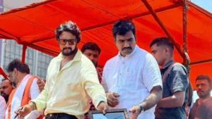  ಅಭಿಮಾನಿಯ ರಸ್ತೆ ಬದಿ ಅಂಗಡಿ ಚಹಾ ಸೇವಿಸಿದ 'ಕಿಚ್ಚ'; ಶಿವನಗೌಡ ಗೆದ್ದರೆ ನಾನು ಗೆದ್ದಂತೆ ಎಂದ 'ಸುದೀಪ್'