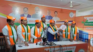 ಕಾಂಗ್ರೆಸ್‌ ಪ್ರಣಾಳಿಕೆಗೆ ಬೆಂಕಿ ಹಚ್ಚಿದ ಕೆಎಸ್‌ ಈಶ್ವರಪ್ಪ 