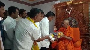 ನಿರ್ಮಲಾನಂದನಾಥ ಸ್ವಾಮೀಜಿಗಳ ಆಶೀರ್ವಾದ ಪಡೆದ ಮಂಡ್ಯದ ನೂತನ ಶಾಸಕರು: ಶ್ರೀಗಳಿಂದ ಶಿಸ್ತಿನ ಪಾಠ