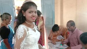 ಕಾಪು: ಮದುವೆಗೂ ಮುನ್ನ ಮತ ಚಲಾಯಿಸಿದ ನವ ವಧು