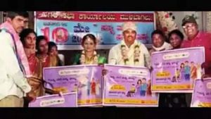 ಮದುವೆ ಮನೆಯಲ್ಲಿ ಮತಚಲಾಯಿಸುವಂತೆ ಫಲಕ ಪ್ರದರ್ಶಿಸಿದ ವಧು, ವರ