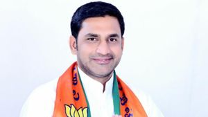 ಹಾಸನ: ಪೋಷಕರ ಜೊತೆ ಬಂದು ಮತ ಚಲಾಯಿಸಿದ ಪ್ರೀತಂ ಗೌಡ