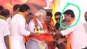  ಚನ್ನಪಟ್ಟಣ: ಪ್ರಧಾನಿ ಮೋದಿ ಕಾರ್ಯಕ್ರಮಲ್ಲಿ ವೇದಿಕೆ ಹಂಚಿಕೊಂಡ ರೌಡಿ ಶೀಟರ್, ಫೋಟೋ ವೈರಲ್‌
