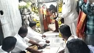 ಚಾಮರಾಜನಗರ: ಗೆಲುವಿನ ಬಳಿಕ ಶಾಸಕರ ಟೆಂಪಲ್‌ ರನ್, ಮುಡಿ ಕೊಟ್ಟ ಶಾಸಕರ ಪುತ್ರ