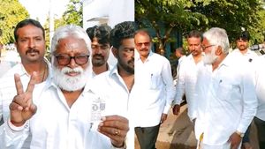  ಕೊಳ್ಳೇಗಾಲ: ಪುತ್ರನ ಜೊತೆ ಬಂದು ಮತ ಚಲಾಯಿಸಿದ ಶಾಸಕ ಎನ್‌.ಮಹೇಶ್‌