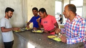 ಸಿದ್ದರಾಮಯ್ಯ ಅಭಿಮಾನಿಗಳಿಂದ ಧಾರವಾಡದ ಇಂದಿರಾ ಕ್ಯಾಂಟೀನ್‌ನಲ್ಲಿ ಉಚಿತ ಹೋಳಿಗೆ ಊಟ ವಿತರಣೆ