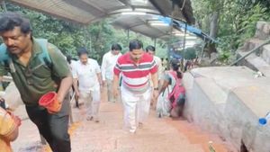 ಹು-ಧಾ ಸೆಂಟ್ರಲ್ ಕ್ಷೇತ್ರದ ಗೆಲುವಿಗಾಗಿ ತಿಮ್ಮಪ್ಪನ ಮೊರೆ ಹೋದ ಜೋಶಿ: ಬರಿಗಾಲಿನಲ್ಲಿ ಬೆಟ್ಟ ಹತ್ತಿದ ಕೇಂದ್ರ ಸಚಿವ