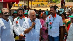 ಭಜರಂಗ ಬಲಿ ಎಂದು ಕಾಂಗ್ರೆಸ್‌ಗೆ ಮತ ಹಾಕಿ: ಆರ್.ವಿ. ದೇಶಪಾಂಡೆ