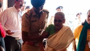 ಶಿವಮೊಗ್ಗ; ಮತಗಟ್ಟೆಗೆ ಬಂದು ಮತ ಹಾಕಿದ 101 ವರ್ಷದ ವೃದ್ಧೆ 