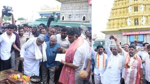  ಮೈಸೂರಿನ ಚಾಮುಂಡಿ ಬೆಟ್ಟಕ್ಕೆ ಭೇಟಿ ನೀಡಿ ಜೋಡುಗಾಯಿ ಒಡೆದ ಸಿದ್ದು-ಡಿ.ಕೆ.ಶಿ