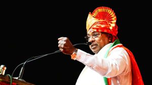 Siddaramaiah: ಕಲ್ಪತರು ನಾಡಿನಲ್ಲಿ ಟಗರು ಪ್ರಚಾರ; ಕೇಸರಿ ಬಿಳಿ ಹಸಿರು ಬಣ್ಣದ ಪೇಟ ತಿರಸ್ಕರಿಸಿದ ಸಿದ್ದರಾಮಯ್ಯ