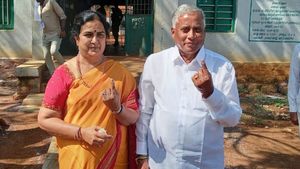V Somanna Casted Vote: ಚಾಮರಾಜನಗರದಲ್ಲಿ ಕುಟುಂಬ ಸಮೇತರಾಗಿ ಮತ ಚಲಾಯಿಸಿದ ವಿ.ಸೋಮಣ್ಣ