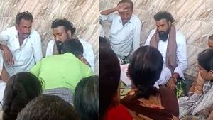  ಬಳ್ಳಾರಿಯಲ್ಲಿ ಶ್ರೀರಾಮುಲುಗೆ ಸೋಲಾಗಿದ್ದಕ್ಕೆ ಕಣ್ಣೀರಿಟ್ಟ ಅಭಿಮಾನಿಗಳು