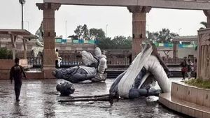 ಭೀಕರ ಬಿರುಗಾಳಿಗೆ ನೆಲಕಚ್ಚಿದ ಮಹಾಕಾಲ್ ಕಾರಿಡಾರ್‌ನ ಸಪ್ತಋಷಿಗಳ ಪ್ರತಿಮೆಗಳು, ಇಬ್ಬರು ಬಲಿ