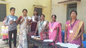 ದಾವಣಗೆರೆ; ಹಕ್ಕು ಚಲಾಯಿಸಿ ಸಂತಸ ಪಟ್ಟ ತೃತೀಯ ಲಿಂಗಿಗಳು 