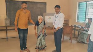 ಹಿರಿಯೂರು: ಮತದಾನ ಮಾಡಿದ 104 ವರ್ಷದ ಶತಾಯುಷಿ 