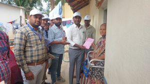 ಮತದಾನದ ಮಮತೆಯ ಕರೆಯೋಲೆ ನೀಡಿದ ಅಧಿಕಾರಿಗಳು 