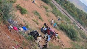  ಬಳ್ಳಾರಿ: ಲಾರಿ ಮತ್ತು ಎರಡು ಆಟೋಗಳ ನಡುವೆ ಭೀಕರ ಅಪಘಾತ, 7 ಜನ ದುರರ್ಮಣ 