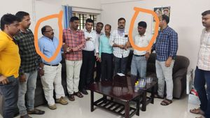  ಲಂಚ ಪಡೆದ ಆರೋಪ:  ಬಾಗಳಿ ಗ್ರಾಮದ ಬಳಿ ಲೋಕಾಯುಕ್ತ ಪೊಲೀಸರ ಬಲೆಗೆ ಬಿದ್ದ ಇಬ್ಬರು ಇಂಜಿನಿಯರ್‌ಗಳು