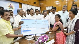 Siddaramaiah: ಕೋಮು ಗಲಭೆಗೆ ತುತ್ತಾದ ಆರು ಯುವಕರ ಕುಟುಂಬಕ್ಕೆ 25 ಲಕ್ಷ ಚೆಕ್ ವಿತರಿಸಿದ ಸಿದ್ದರಾಮಯ್ಯ ಹೇಳಿದ್ದೇನು?