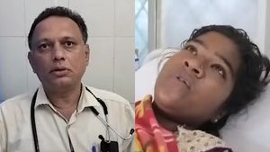  ತರೀಕೆರೆ: ಆಸ್ಪತ್ರೆ ಎದುರು ನರಳಾಡುತ್ತಿದ್ದ ತುಂಬು ಗರ್ಭಿಣಿಗೆ ಚಿಕಿತ್ಸೆ ನೀಡಿ ಮಾನವೀಯತೆ ಮೆರೆದ ವೈದ್ಯ, ಭಾರೀ ಮೆಚ್ಚುಗೆ