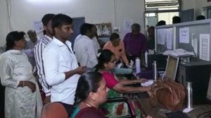 Gruha Jyothi scheme: ಕೈಕೊಟ್ಟ ಸರ್ವರ್‌, ಕೋಟೆನಾಡಿನಲ್ಲಿ ಅರ್ಜಿ ಸಲ್ಲಿಸಲು ಜನರ ಪರದಾಟ