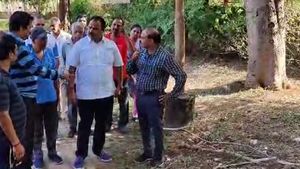  ಧಾರವಾಡ: ನಿರ್ವಹಣೆ ಇಲ್ಲದೆ ಸೊರಗುತ್ತಿರುವ ಕಿತ್ತೂರು ರಾಣಿ ಚೆನ್ನಮ್ಮ ಪಾರ್ಕ್‌,  ಅಧಿಕಾರಿಗಳಿಗೆ ಚಳಿ ಬಿಡಿಸಿದ ಮೇಯರ್‌