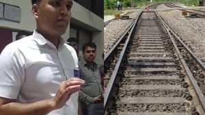  ಧಾರವಾಡ: 4 ಗಂಟೆ ತಡವಾಗಿ ಆಗಮಿಸಿದ ರೈಲು: ಪ್ರಯಾಣಿಕರಿಂದ ರೈಲ್ವೆ ಸಿಬ್ಬಂದಿಗೆ ಹಿಗ್ಗಾಮುಗ್ಗಾ ತರಾಟೆ  
