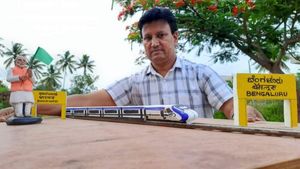 Vande Bharat Express: ಥರ್ಮಕೋಲ್, ಫ್ಲೈವುಡ್‌ನಿಂದ ವಂದೇ ಭಾರತ್‌ ರೈಲು ತಯಾರಿ: ಕಲಾವಿದನ ಕೈಚಳಕಕ್ಕೆ ಜನ ಫಿದಾ 