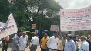 ಹುಬ್ಬಳ್ಳಿ: ವಿದ್ಯುತ್ ಬೆಲೆ ಏರಿಕೆ ಖಂಡಿಸಿ ರಸ್ತೆಗಿಳಿದ ಕೈಗಾರಿಕೋದ್ಯಮಿಗಳು
