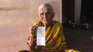 ಎರಡೇ ಎರಡು ಬಲ್ಬ್ ಇರುವ ತಗಡಿನ ಶೆಡ್‌ ನಲ್ಲಿರುವ 90ರ ವೃದ್ಧೆ ಮನೆಗೆ ಲಕ್ಷಗಟ್ಟಲೇ ವಿದ್ಯುತ್ ಬಿಲ್: ಕಣ್ಣೀರಿಟ್ಟ ಅಜ್ಜಿ