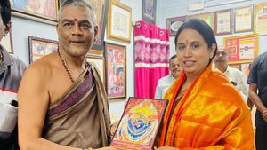 ಜೂನ್ 27ರಿಂದ ಗೃಹಲಕ್ಷ್ಮಿ ಯೋಜನೆಗೆ ಅರ್ಜಿ ಸಲ್ಲಿಕೆ ಶುರು: ಲಕ್ಷ್ಮೀ ಹೆಬ್ಬಾಳ್ಕರ್ ಮಹತ್ವದ ಸುದ್ದಿಗೋಷ್ಠಿ 