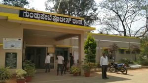  ಚೆನ್ನಮಲ್ಲಿಪುರ: ಗ್ಯಾರಂಟಿ ವಿಚಾರಕ್ಕೆ ಹೊಡೆದಾಡಿಕೊಂಡ 