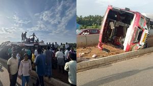  ಹಾಸನ: ಡಿವೈಡರ್‌ಗೆ ಡಿಕ್ಕಿಯಾಗಿ ಮಿನಿ ಬಸ್‌ ಪಲ್ಟಿ, 12 ಜನರಿಗೆ ಗಾಯ, ಇಬ್ಬರ ಪರಿಸ್ಥಿತಿ ಗಂಭೀರ