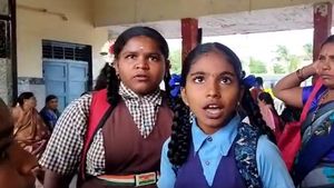  Shakti scheme effect: ಸಮಯಕ್ಕೆ ಸರಿಯಾಗಿ ಬಸ್‌ ಇಲ್ಲ, ಶಾಲೆಗೆ ಹೇಗೆ ಹೋಗೋದು?: ಕಲಘಟಗಿಯಲ್ಲಿ ವಿದ್ಯಾರ್ಥಿಗಳ ಪ್ರಶ್ನೆ