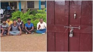 ಹುಬ್ಬಳ್ಳಿ: ದೈಹಿಕ ಶಿಕ್ಷಣ ಶಿಕ್ಷಕರ ವರ್ಗಾವಣೆ ವಿರೋಧಿಸಿ ಶಾಲೆಗೆ ಬೀಗ ಜಡಿದ ಗ್ರಾಮಸ್ಥರು