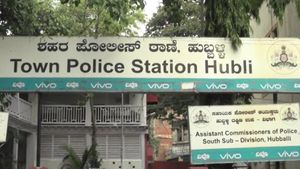  ಹುಬ್ಬಳ್ಳಿ: ತುಂಬಾ ವರ್ಷಗಳಿಂದ ಒಂದೇ ಠಾಣೆಯಲ್ಲೇ ಠಿಕಾಣಿ ಹೂಡಿದ್ದ ಕೆಲ ಪೊಲೀಸರಿಗೆ ಎದುರಾಯ್ತು ಕಂಟಕ