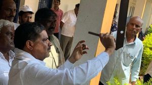 ಕಾಲೇಜು ಕಸ ಗುಡಿಸಿ, ಬೆಲ್ ಹೊಡೆದು ಕೆಲಸ ಆರಂಭಿಸಿದ ಶಾಸಕ! 