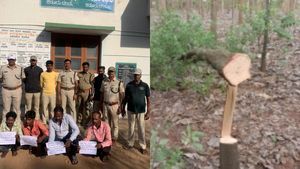  ಶ್ರೀಗಂಧದ ಮರ ಕಳ್ಳತನ: ಕಡೂರಿನಲ್ಲಿ ನಾಲ್ವರ ಬಂಧನ