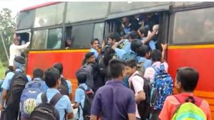 ಉಚಿತ ಬಸ್‌ ಪ್ರಯಾಣದಿಂದ ಬಸ್‌ ಫುಲ್‌ ರಶ್‌: ಪ್ರತಿ ನಿತ್ಯ ಅಪಾಯದಲ್ಲಿ ವಿದ್ಯಾರ್ಥಿಗಳ ಸಂಚಾರ