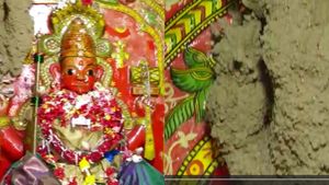  ಕುಂದೂರು: ಮೊದಲಿಗೆ ಕೆಂಪಮ್ಮ ದೇವಸ್ಥಾನದಲ್ಲಿ 15 ವರ್ಷಕೊಮ್ಮೆ ಕಾಣಿಸಿಕೊಳ್ಳುತ್ತಿದ್ದ ಈ ಹುತ್ತ ಈಗ 5 ವರ್ಷದಲ್ಲೇ ಪ್ರತ್ಯಕ್ಷ