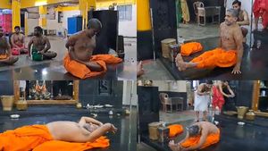 International Yoga Day 2023: ಚೆನ್ನೈನಲ್ಲಿ ಶಿಷ್ಯರಿಗೆ ಯೋಗಾಸನ ಹೇಳಿಕೊಟ್ಟ ಪೇಜಾವರ ಶ್ರೀ