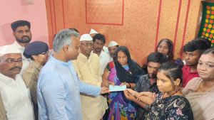ಅಕ್ರಮ ಮರಳು ಗಣಿಗಾರಿಕೆ; ಹತ್ಯೆಯಾದ ಪೇದೆ ಕುಟುಂಬಕ್ಕೆ ಪರಿಹಾರ ವಿತರಣೆ 