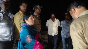 ಶಾಸಕಿಗೆ ಮರಳು ದಂಧೆಕೋರರ ಬೆದರಿಕೆ: ರಾತ್ರಿ ಇಡೀ ಧರಣಿ ನಡೆಸಿದ ಕರೆಮ್ಮ