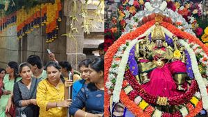  ಚಾಮುಂಡಿ ಬೆಟ್ಟದಲ್ಲಿ ಆಷಾಢ ಶುಕ್ರವಾರ ಸಂಭ್ರಮ: ತಾಯಿ ಪಾದಕ್ಕೆ ಉಘೇ..ಉಘೇ.. ಎಂದು ಘೋಷ ಮೊಳಗಿಸಿದ ಭಕ್ತರು