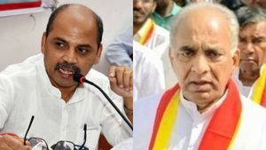  ಸ್ಥಳೀಯರಿಗೆ ಬಿಟ್ಟು ನೆರೆಯ ಜಿಲ್ಲೆಯವರಿಗೆ ಉಸ್ತುವಾರಿ ಪಟ್ಟ ಕಟ್ಟಿದ್ದಾರೆ: ರಾಯಚೂರಿನಲ್ಲಿ ಜನಾಕ್ರೋಶ